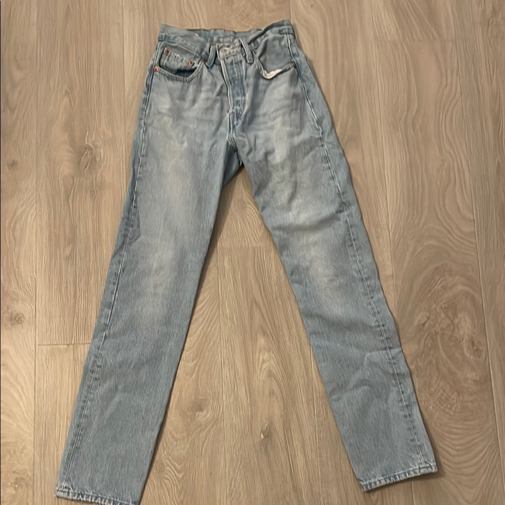 Light wash Levi’s 501 jeans size 24